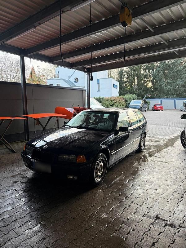 Gebraucht BMW 318 116 PS (85 kW) 1999 Schwarz Kombi