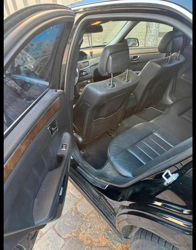 Gebraucht Mercedes E220 170 PS (125 kW) 2011 Schwarz Limousine