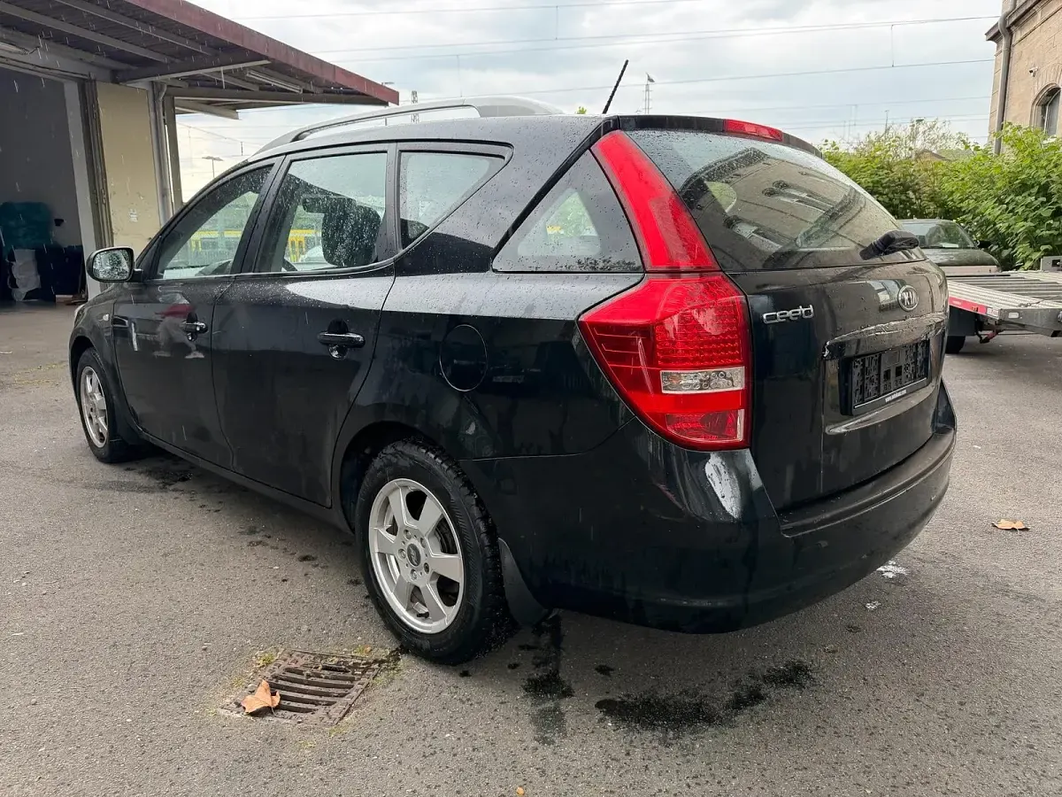 Używany Kia Ceed 90 KM (66 kW) 2009 Czarny Hatchback