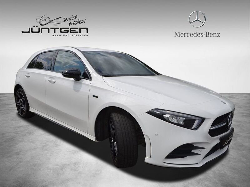 Weiß Gebraucht 2020 Mercedes A250 AMG line Limousine | 28.888 € (Teuer) - Bild 1/4