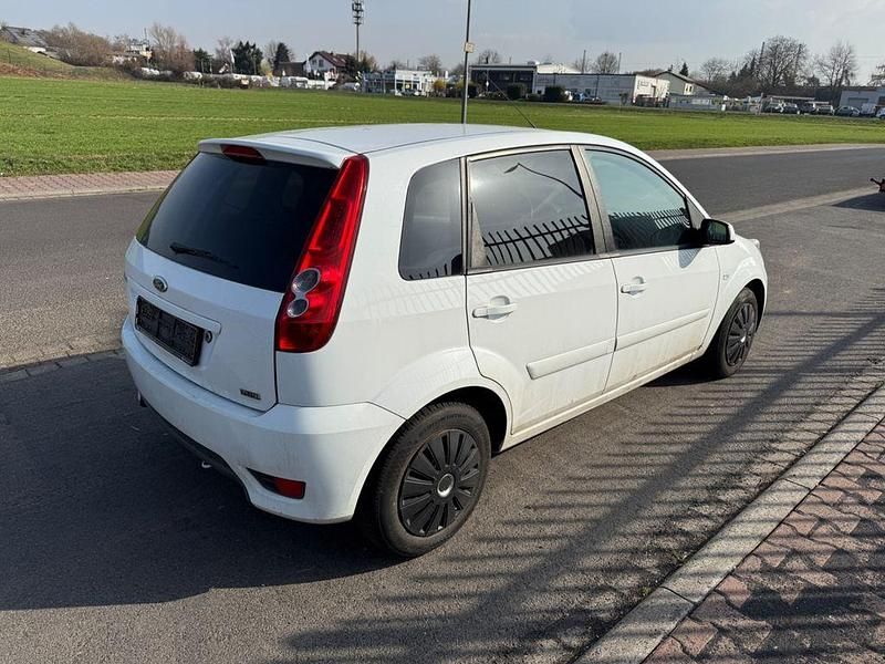 Gebraucht Ford Fiesta 80 PS (58 kW) 2008 Weiß Kleinwagen