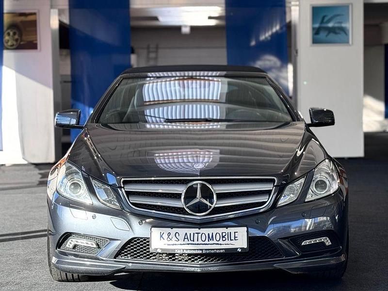 Gebraucht Mercedes E250 204 PS (150 kW) 2011 Tenoritgrau Cabrio