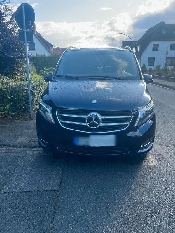 Blau Gebraucht 2014 Mercedes V250 Edition 1 Van / Kleinbus | 32.900 € (Etwas zu teuer) - Bild 1/4