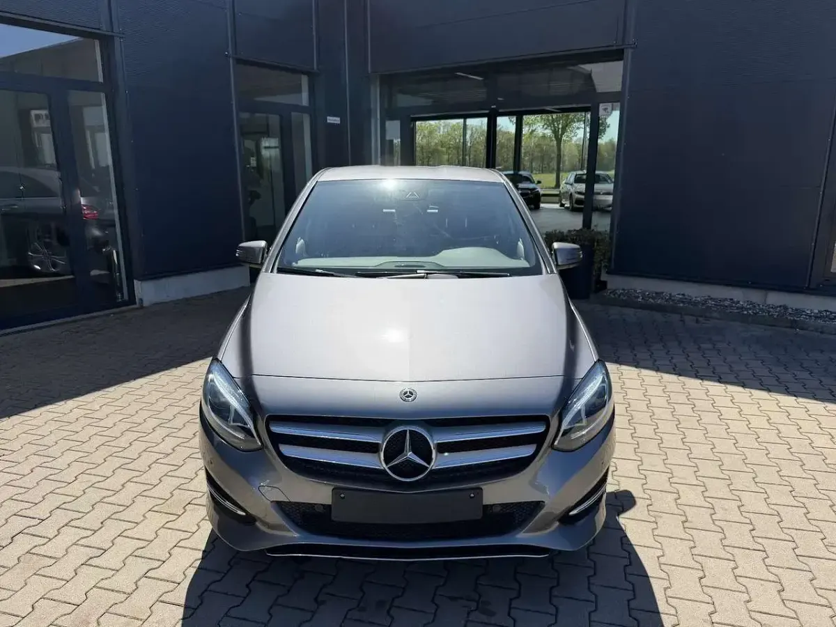 Gebraucht Mercedes B200 Urban 156 PS (114 kW) 2017 Grau Kleinwagen