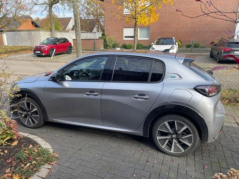 Grau Gebraucht 2021 Peugeot e-208 GT Kleinwagen | 17.449 € (Fairer Preis) - Bild 1/4