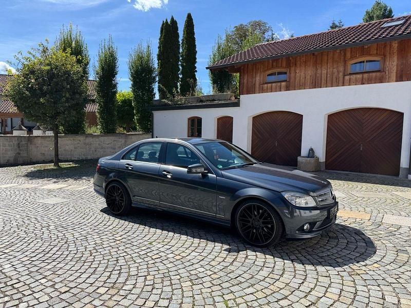 Grau Gebraucht 2009 Mercedes C350 Avantgarde Limousine | 11.000 € (Fairer Preis) - Bild 1/4