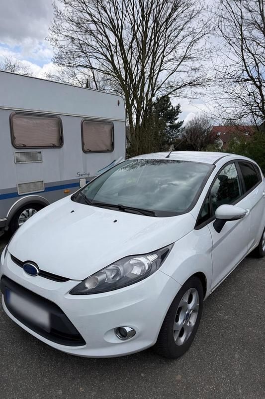 Gebraucht Ford Fiesta 95 PS (69 kW) 2011 Weiß Kleinwagen