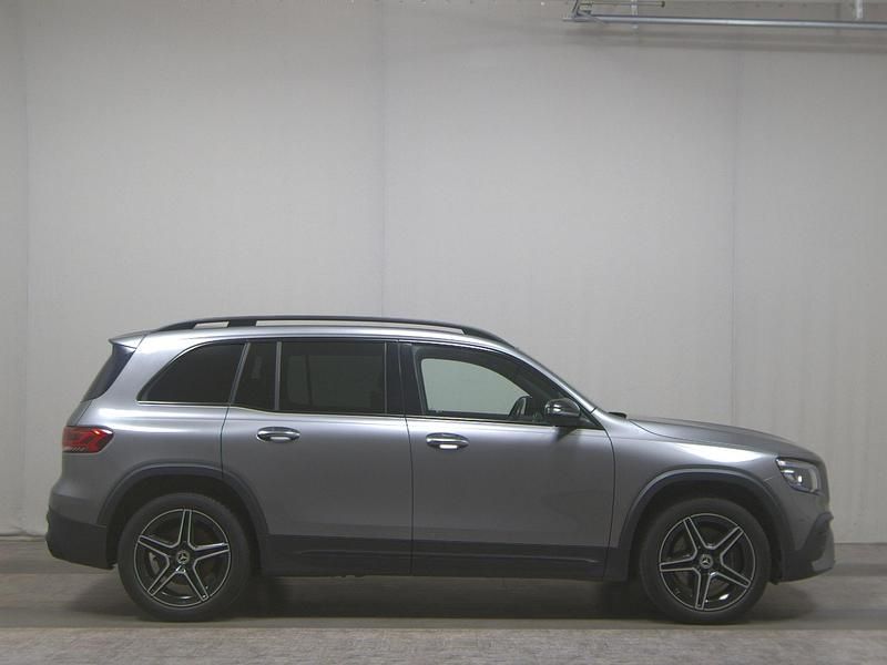Mountaingrau metallic Gebraucht 2021 Mercedes GLB220 AMG line SUV | 27.680 € (Fairer Preis) - Bild 1/4