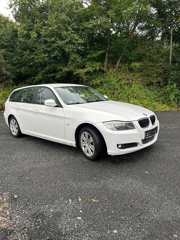 Weiß Gebraucht 2009 BMW 318 Kombi | 3.000 € (Guter Preis) - Bild 1/4