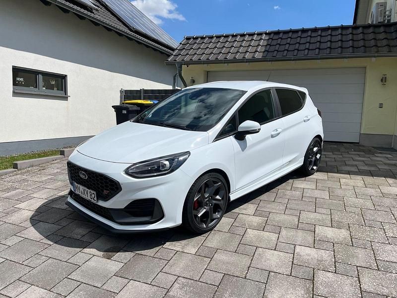 Weiß Gebraucht 2023 Ford Fiesta ST Kleinwagen | 23.699 € (Fairer Preis) - Bild 1/4