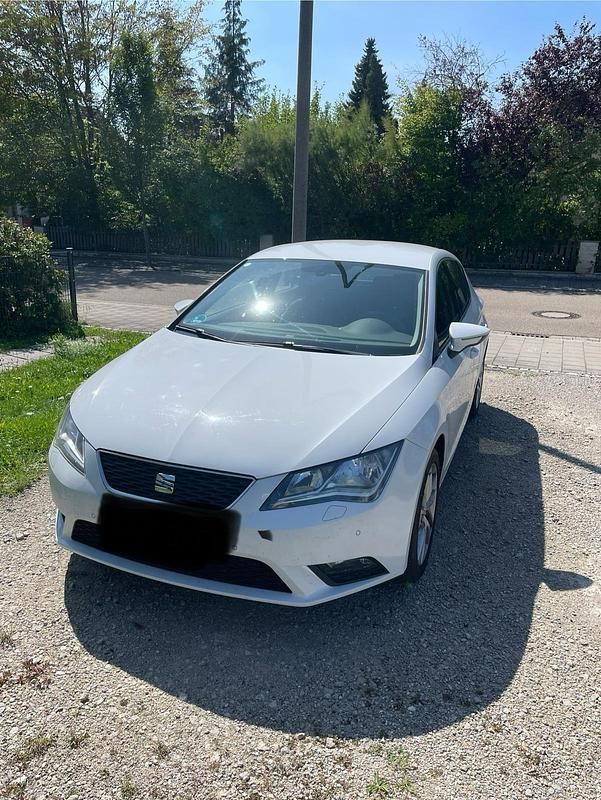 Weiß Gebraucht 2013 Seat Leon Limousine | 6.000 € (Fairer Preis) - Bild 1/4