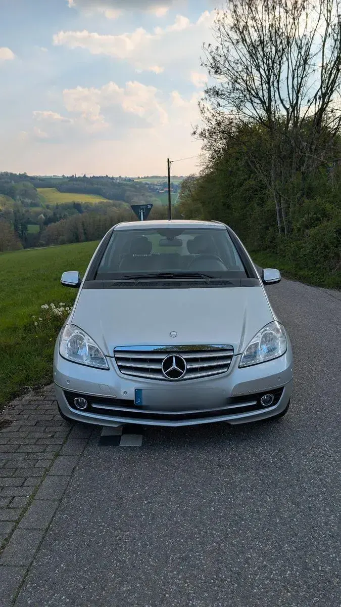 Gebraucht Mercedes A180 Elegance 116 PS (85 kW) 2010 Silber Van / Kleinbus