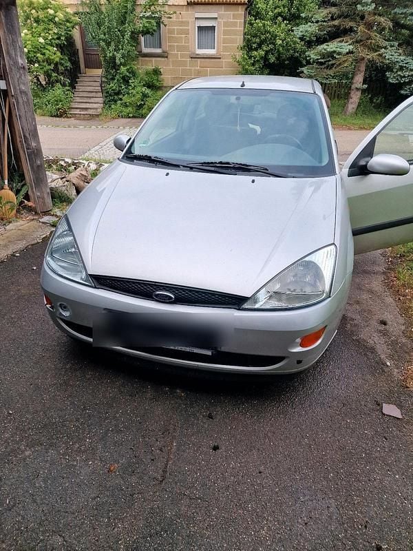 Silber Gebraucht 1999 Ford Focus Kleinwagen | 800 € - Bild 1/4