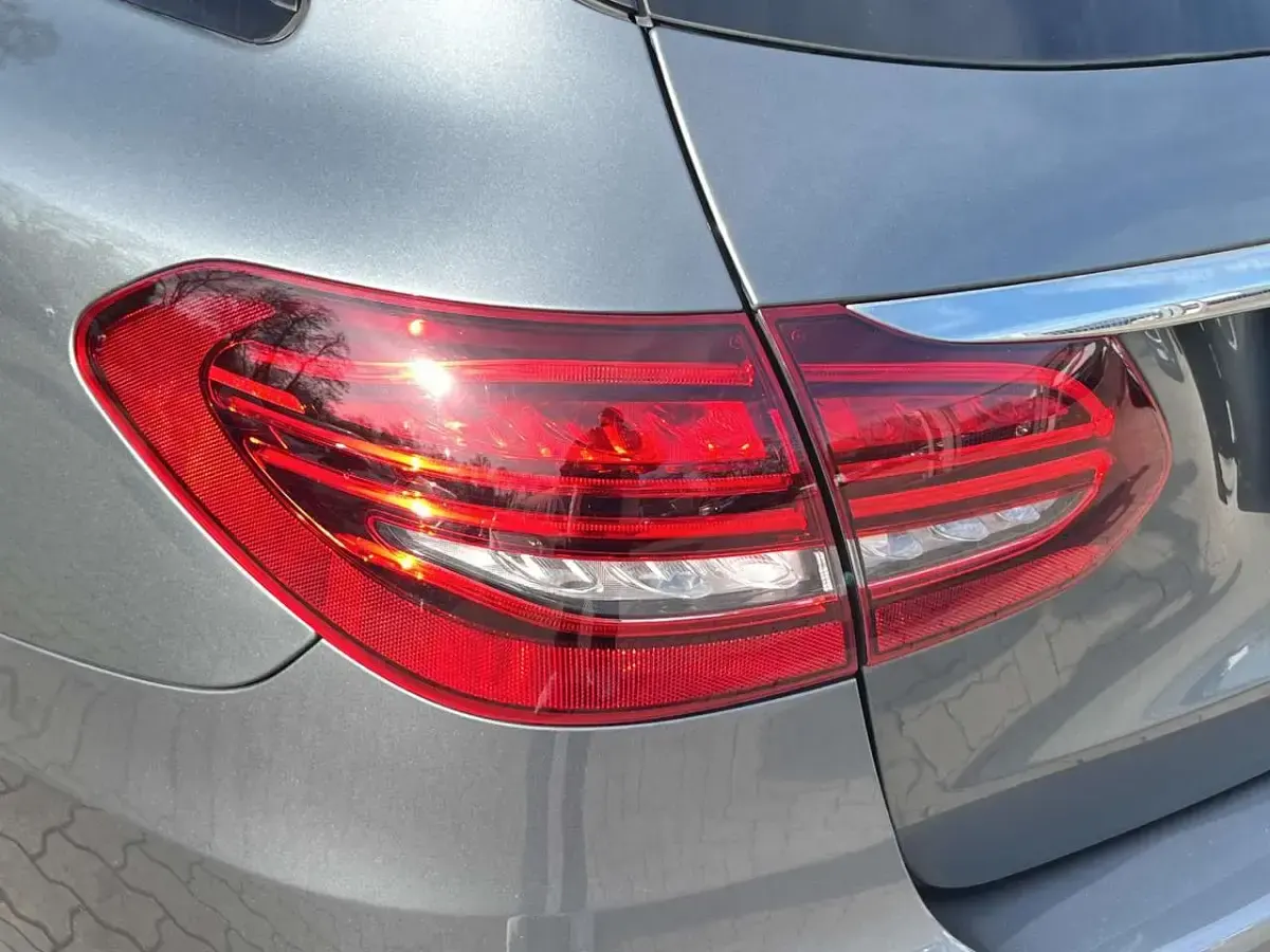 Gebraucht Mercedes 300 Night 258 PS (189 kW) 2019 Selenitgrau  metalliclack Kombi