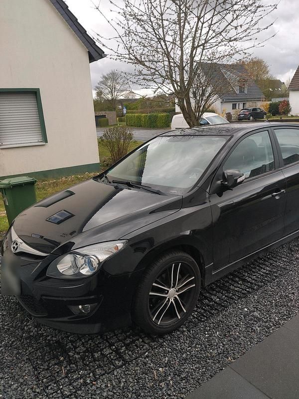 Gebraucht Hyundai i30 Classic 90 PS (66 kW) 2012 Schwarz Limousine