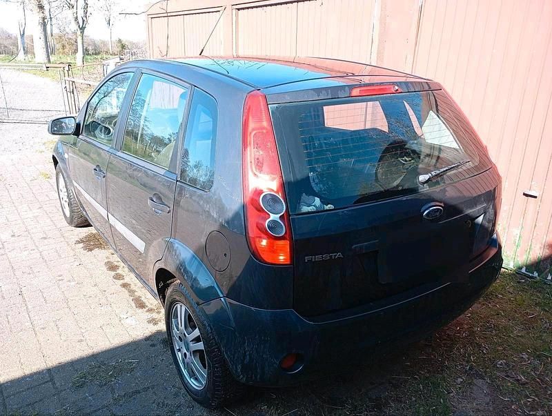 Używany Ford Fiesta 83 KM (61 kW) 2006 Niebieski Hatchback