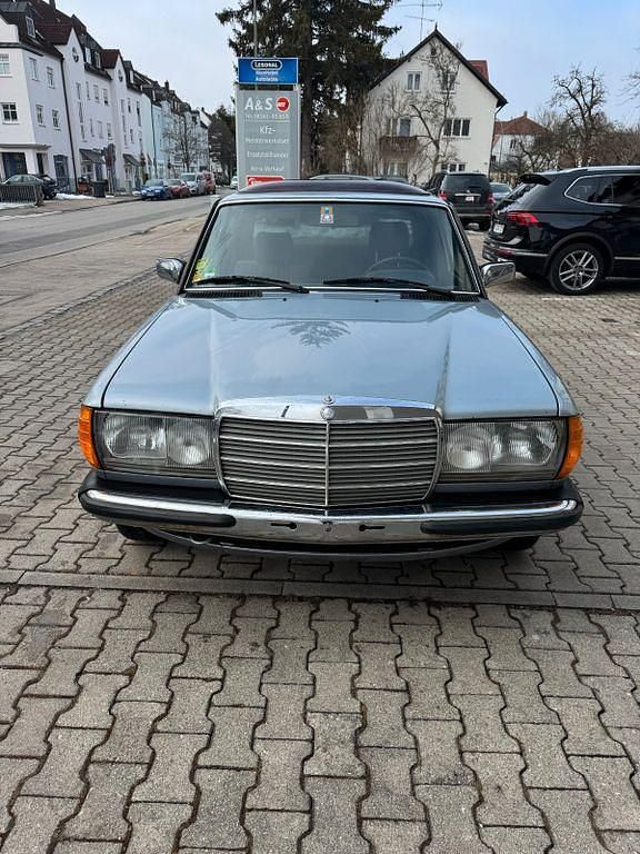 Gebraucht Mercedes 230 136 PS (100 kW) 1983 Grau Limousine