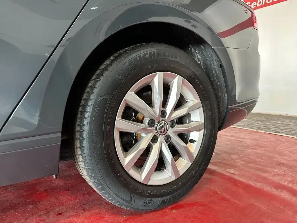 Gebraucht VW Passat 150 PS (110 kW) 2019 Uranograu/cinza urano Limousine