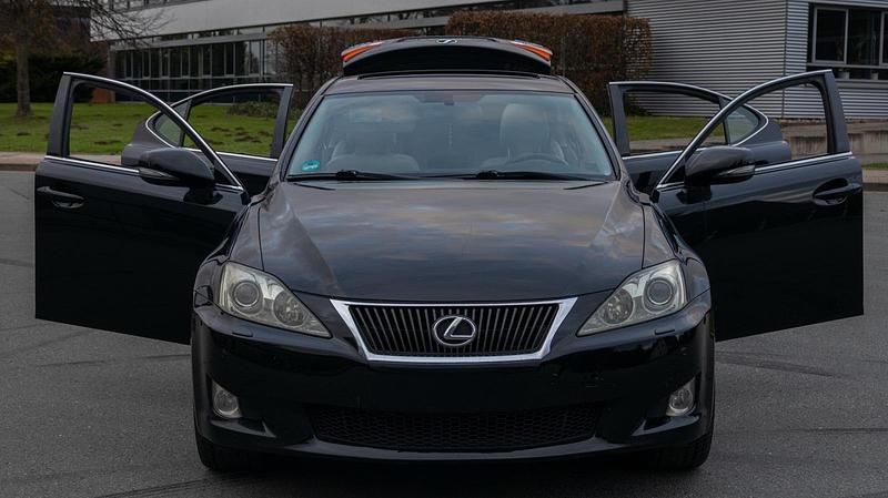 Schwarz Gebraucht 2009 Lexus IS220 Limousine | 7.999 € - Bild 1/4