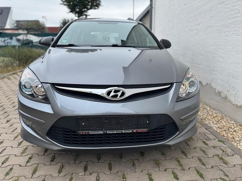 Grau Gebraucht 2011 Hyundai i30 Classic Kombi | 1.888 € (Superpreis) - Bild 1/4