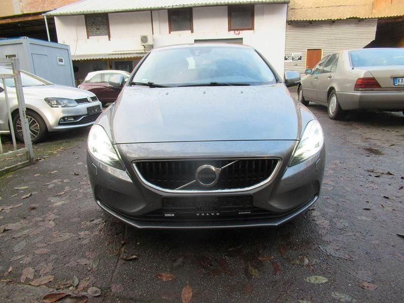 Grau Gebraucht 2017 Volvo V40 Momentum Limousine | 9.800 € (Fairer Preis) - Bild 1/4