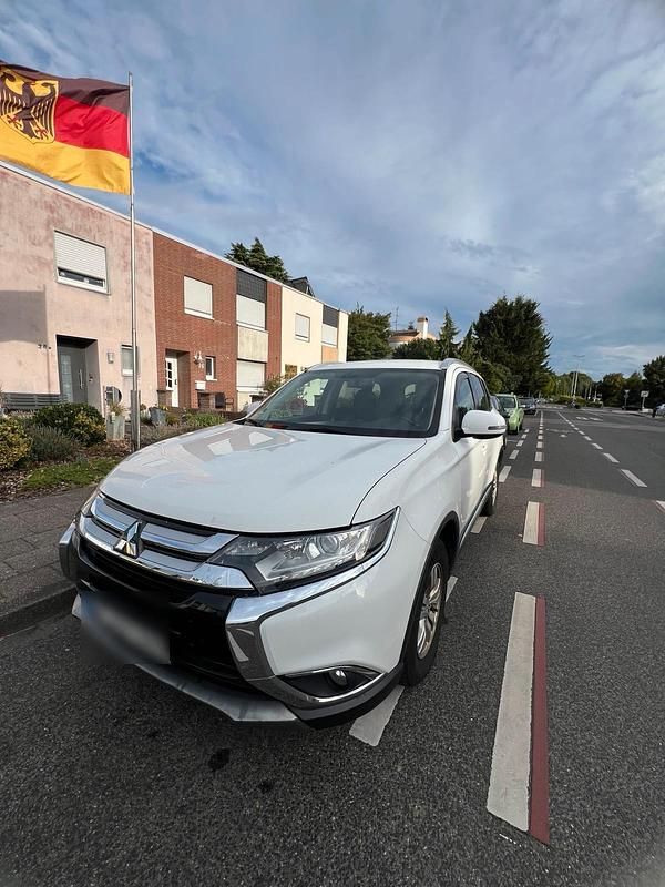 Weiß Gebraucht 2017 Mitsubishi Outlander SUV | 10.500 € - Bild 1/4