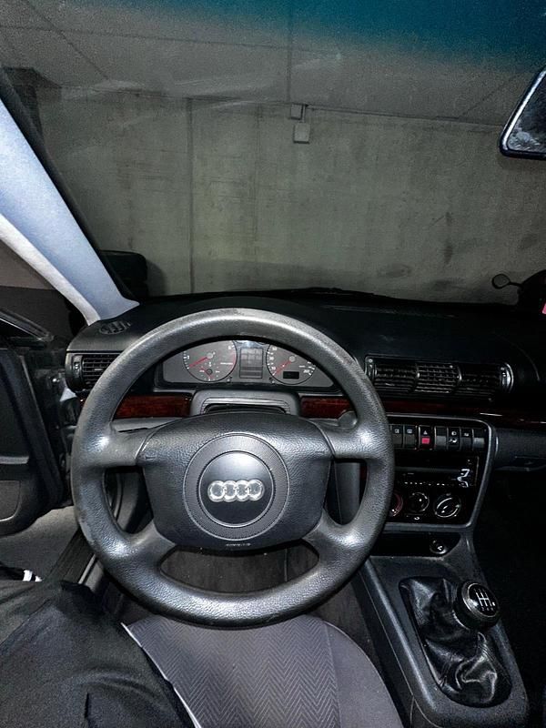 Second-hand Audi A4 164 CP (120 kW) 1997 Gri Berlinǎ