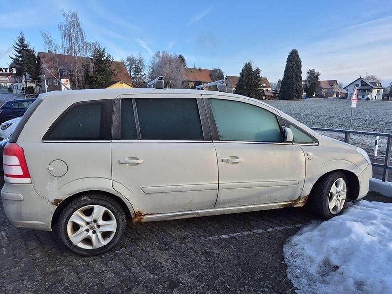 Gebraucht Opel Zafira Edition 125 PS (91 kW) 2010 Braun Van / Kleinbus