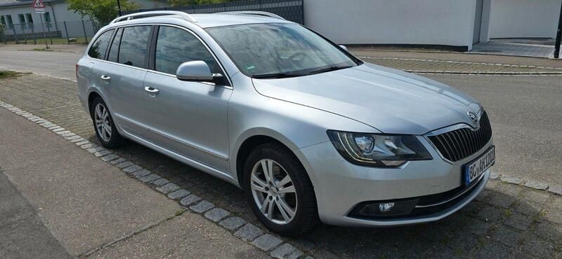 Silber Gebraucht 2015 Skoda Superb Elegance Kombi | 8.999 € (Guter Preis) - Bild 1/4