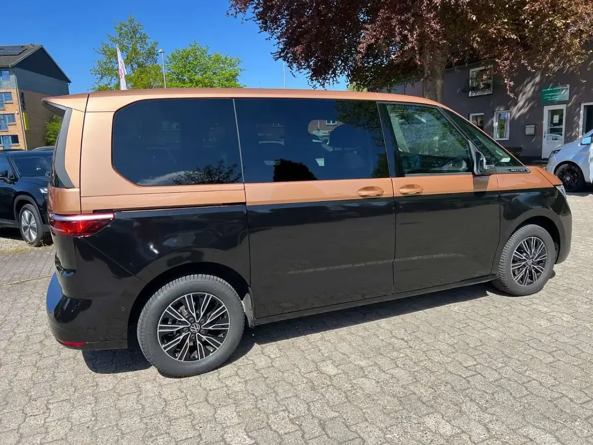 Gebraucht VW Multivan Style 150 PS (110 kW) 2026 Copper bronze met./schwarz met Van / Kleinbus