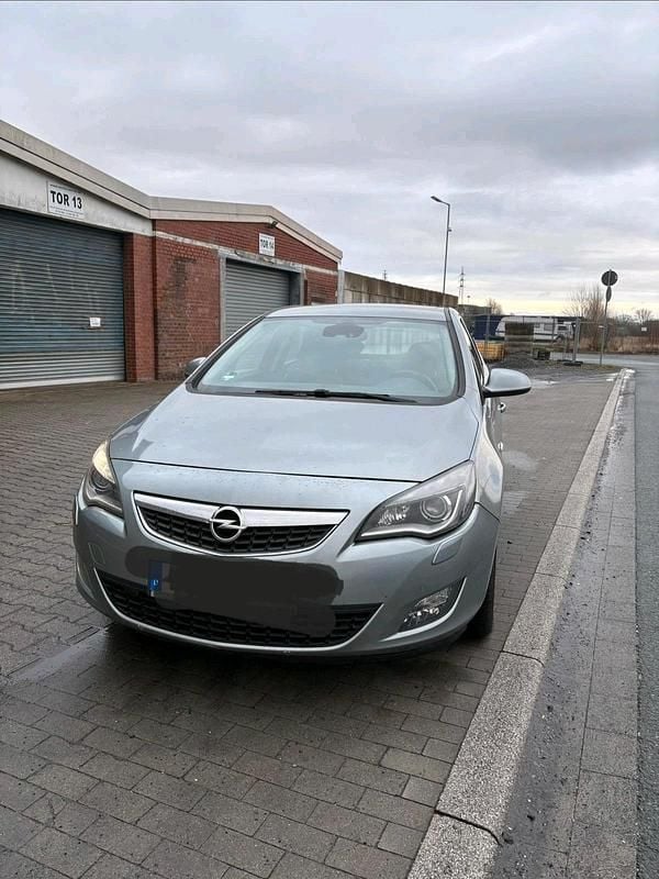 Gebraucht Opel Astra 140 PS (102 kW) 2010 Silber Limousine