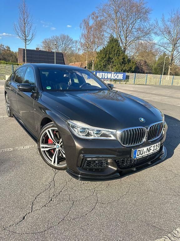 Gebraucht BMW 750 Performance 400 PS (294 kW) 2017 Braun Limousine
