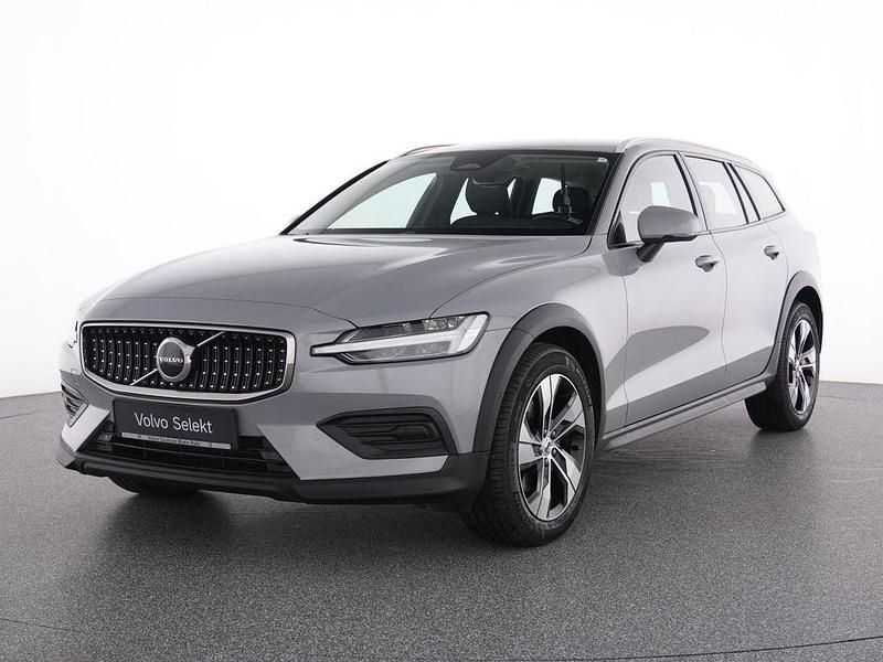 Gebraucht Volvo V60 CC Plus 197 PS (144 kW) 2023 Vapour grey / metallic Kombi
