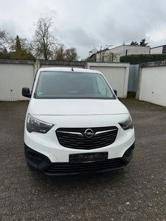 Używany Opel Combo Edition 131 KM (96 kW) 2021 Biały Minivan