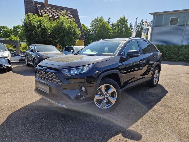 Tiefschwarz (metallic) Gebraucht 2021 Toyota RAV4 Hybrid Team SUV | 33.990 € (Fairer Preis) - Bild 1/4