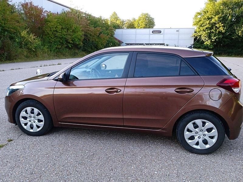 Braun Gebraucht 2017 Hyundai i20 Comfort Kleinwagen | 8.550 € (Guter Preis) - Bild 1/4