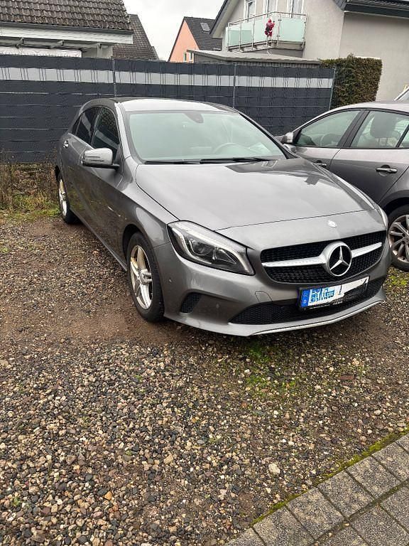 Grau Gebraucht 2015 Mercedes A180 Urban Limousine | 10.700 € (Guter Preis) - Bild 1/4