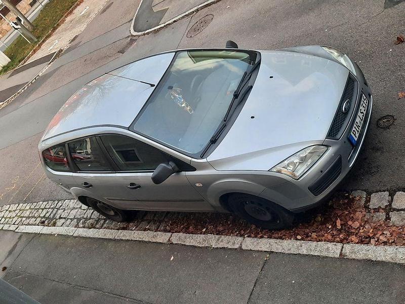 Blau Gebraucht 2005 Ford Focus Futura Kombi | 800 € (Superpreis) - Bild 1/4