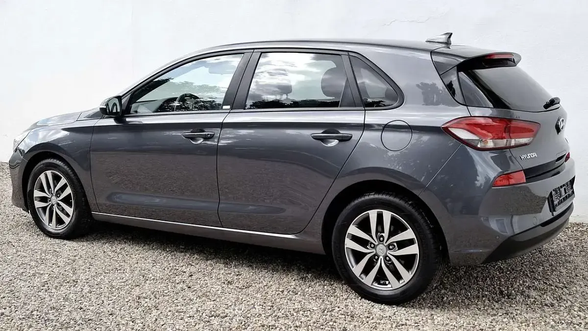 Gebraucht Hyundai i30 Passion 120 PS (88 kW) 2018 Micron grey Limousine