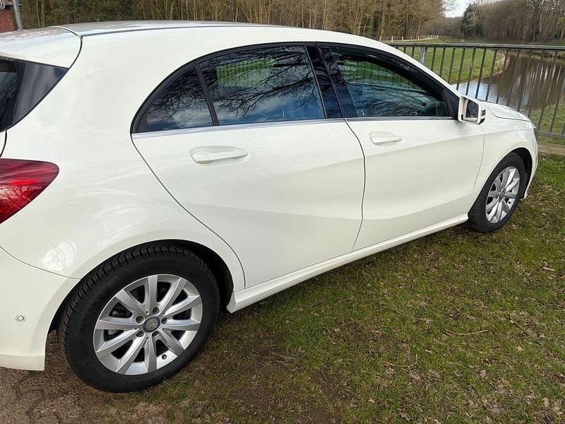 Gebraucht Mercedes A180 122 PS (89 kW) 2016 Weiß Limousine