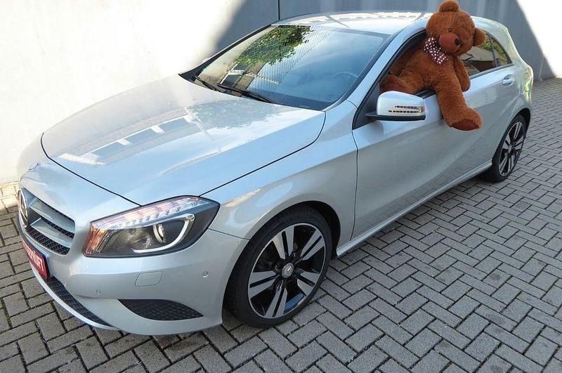 Silber Gebraucht 2013 Mercedes A180 Limousine | 13.921 € (Fairer Preis) - Bild 1/4