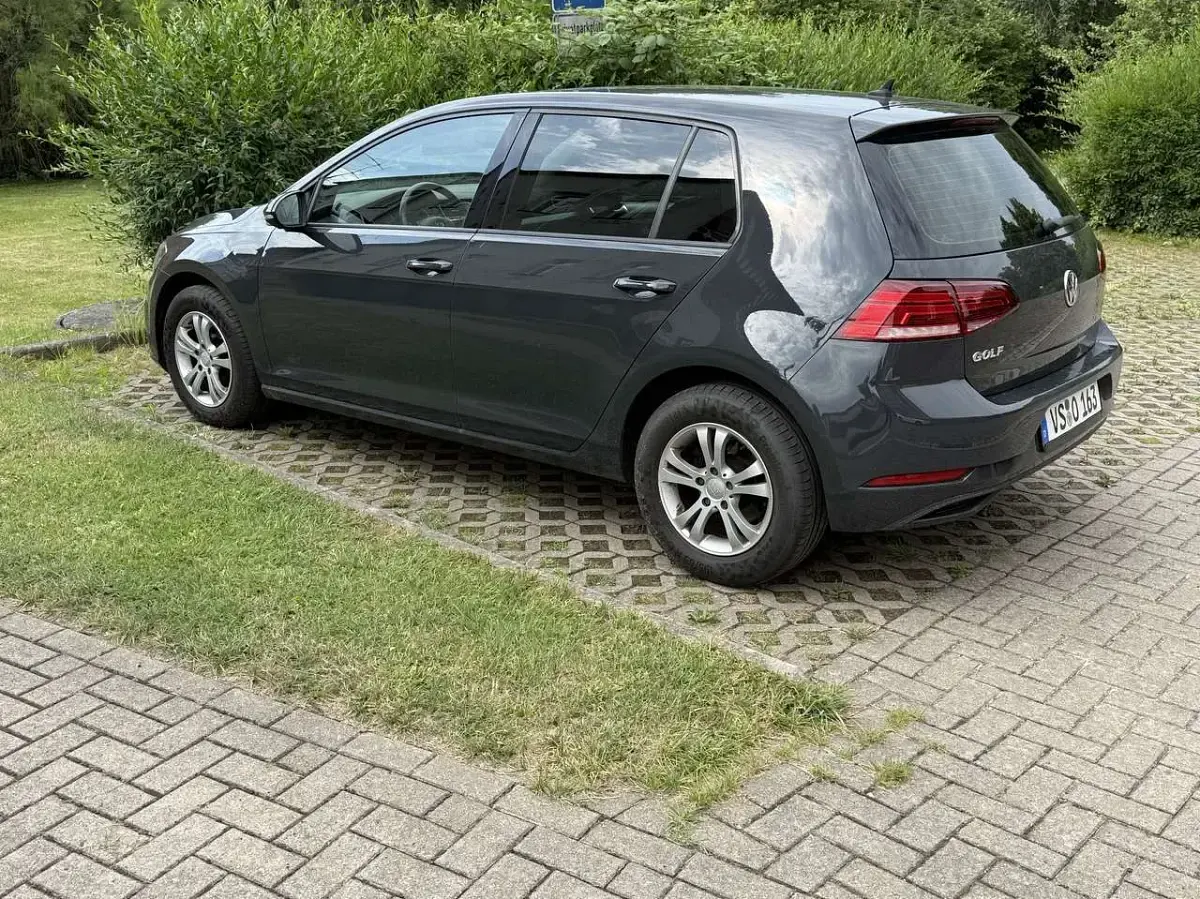 Gebraucht VW Golf VII Trendline 110 PS (80 kW) 2017 Grau Kleinwagen