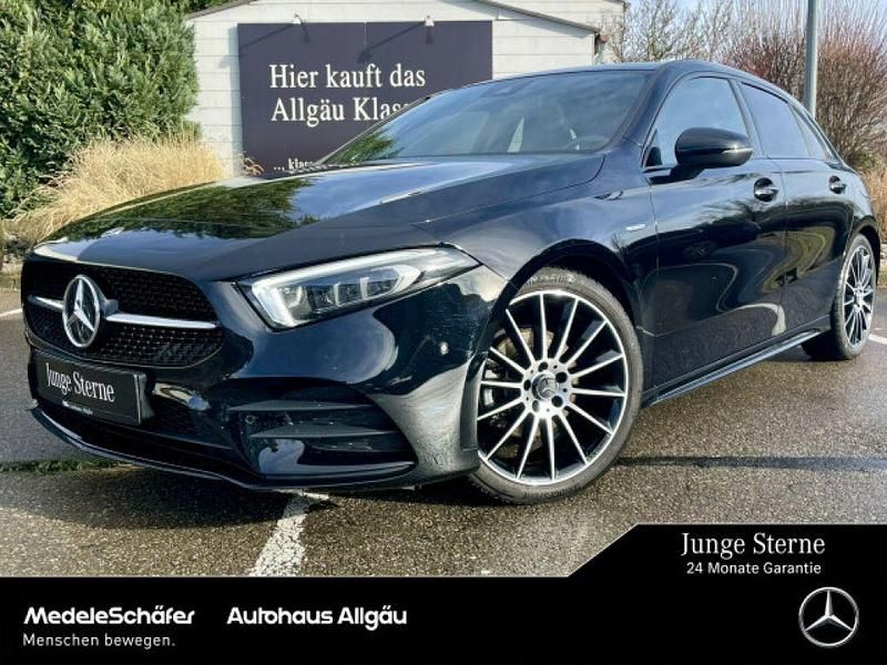 Unilack nachtschwarz Gebraucht 2022 Mercedes A200 AMG Limousine | 30.469 € (Fairer Preis) - Bild 1/4