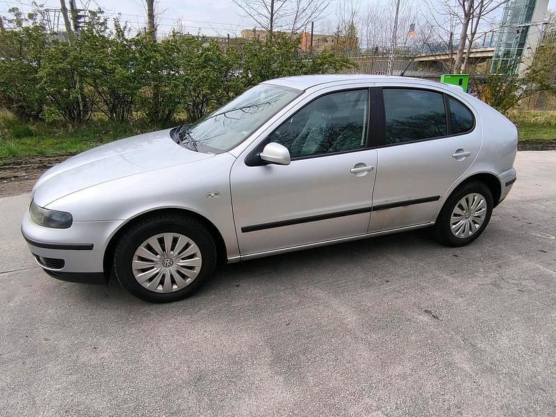 Grau Gebraucht 2001 Seat Leon Limousine | 695 € (Teuer) - Bild 1/4