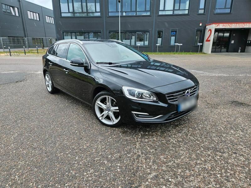 Schwarz Gebraucht 2017 Volvo V60 Summum Kombi | 16.750 € (Etwas zu teuer) - Bild 1/4