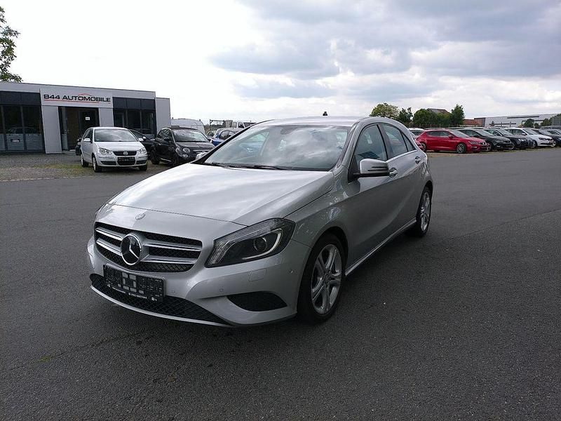 Polarsilber metalliclack Gebraucht 2014 Mercedes A200 Limousine | 9.490 € (Fairer Preis) - Bild 1/4