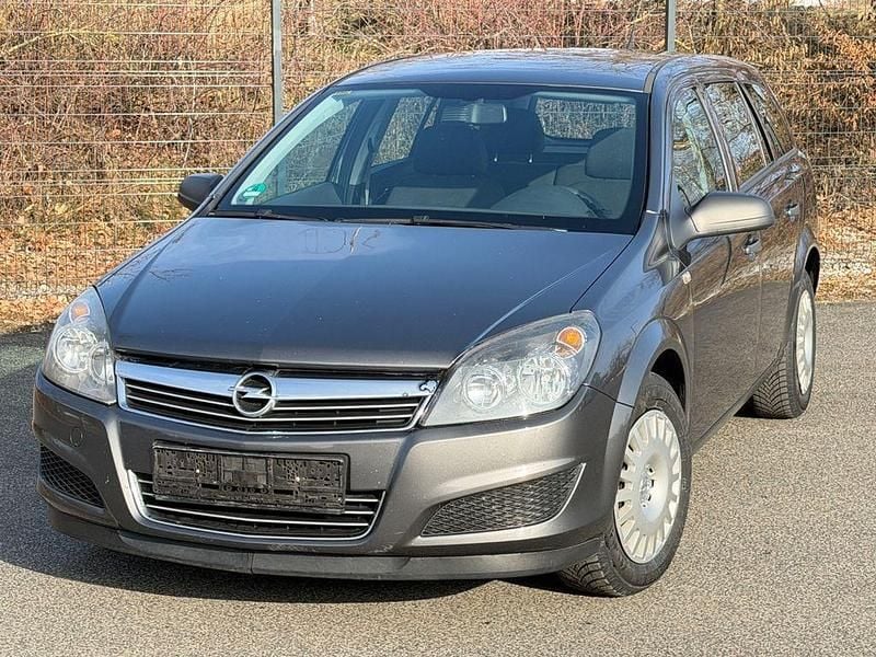 Grau Gebraucht 2010 Opel Astra Selection Limousine | 2.450 € (Guter Preis) - Bild 1/4