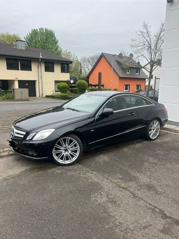 Schwarz Gebraucht 2010 Mercedes E250 Elegance Coupé | 9.999 € (Superpreis) - Bild 1/4