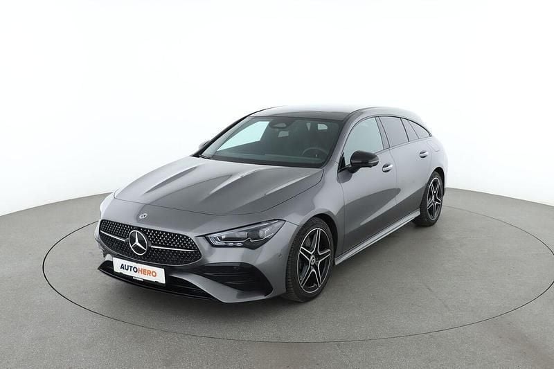 Grau Gebraucht 2024 Mercedes CLA200 Shooting Brake AMG line Kombi | 34.880 € (Fairer Preis) - Bild 1/3