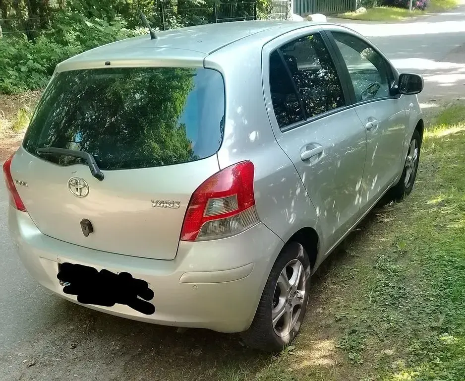 Gebraucht Toyota Yaris 99 PS (72 kW) 2011 Silber Kleinwagen